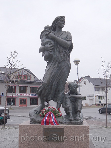 day7 0003.jpg - Monument to the mothes of the war